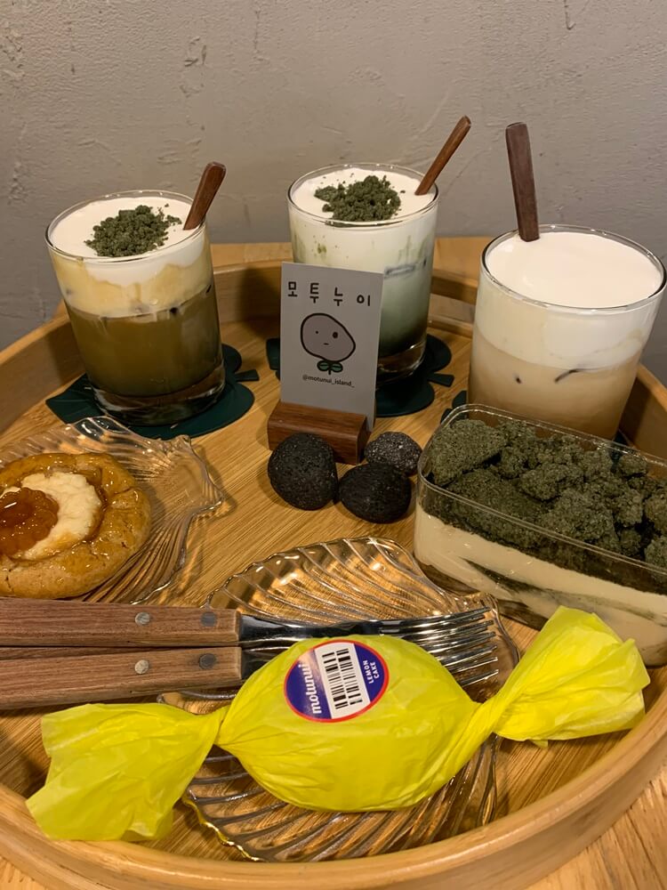 하나의 작은 섬 같은 느낌을 주는 디저트 구성