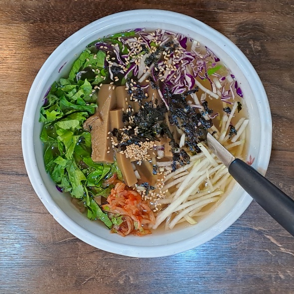 묵사발이 테이블에 놓여 있습니다.