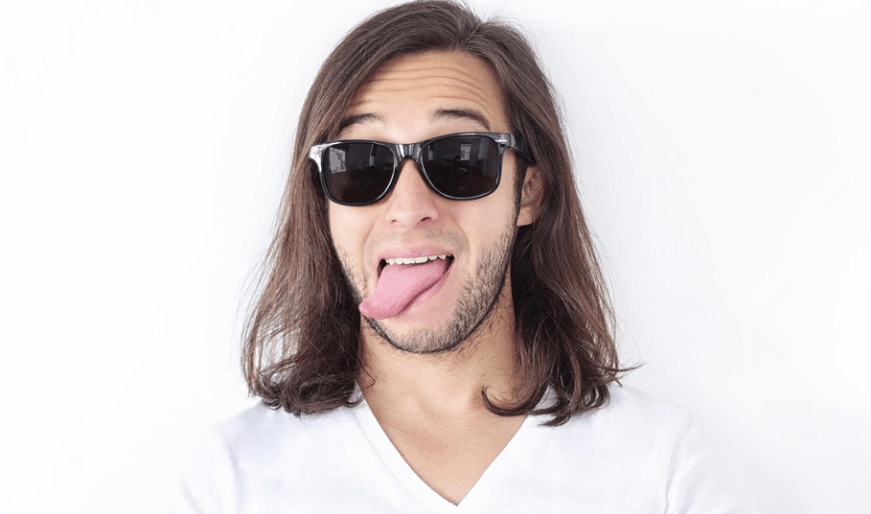 백태 없애는 방법으로 깨끗한 혀를 내밀고 있는 남자