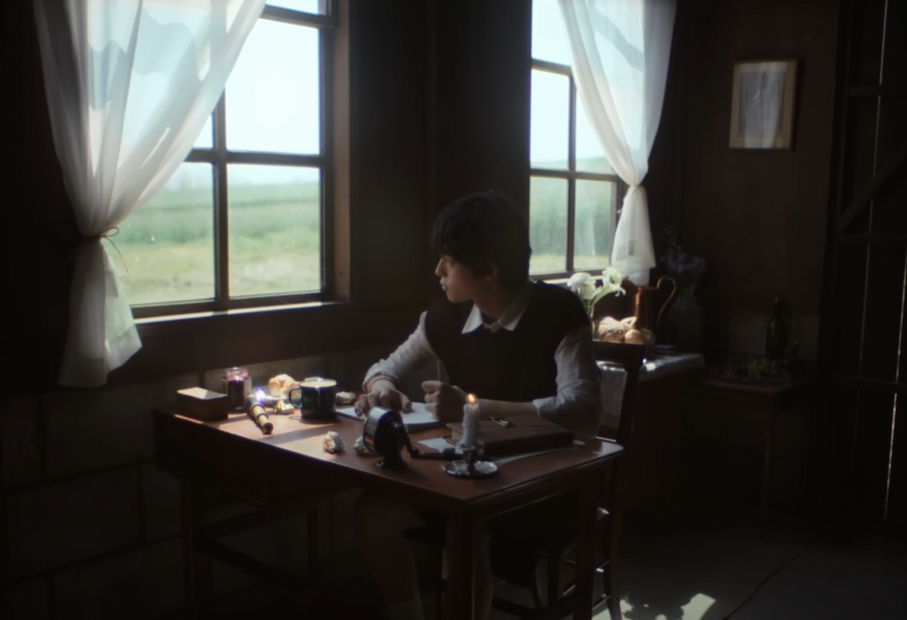 창밖을 바라보는 모습