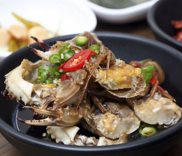 그릇에 가지런히 담아놓은 간장게장