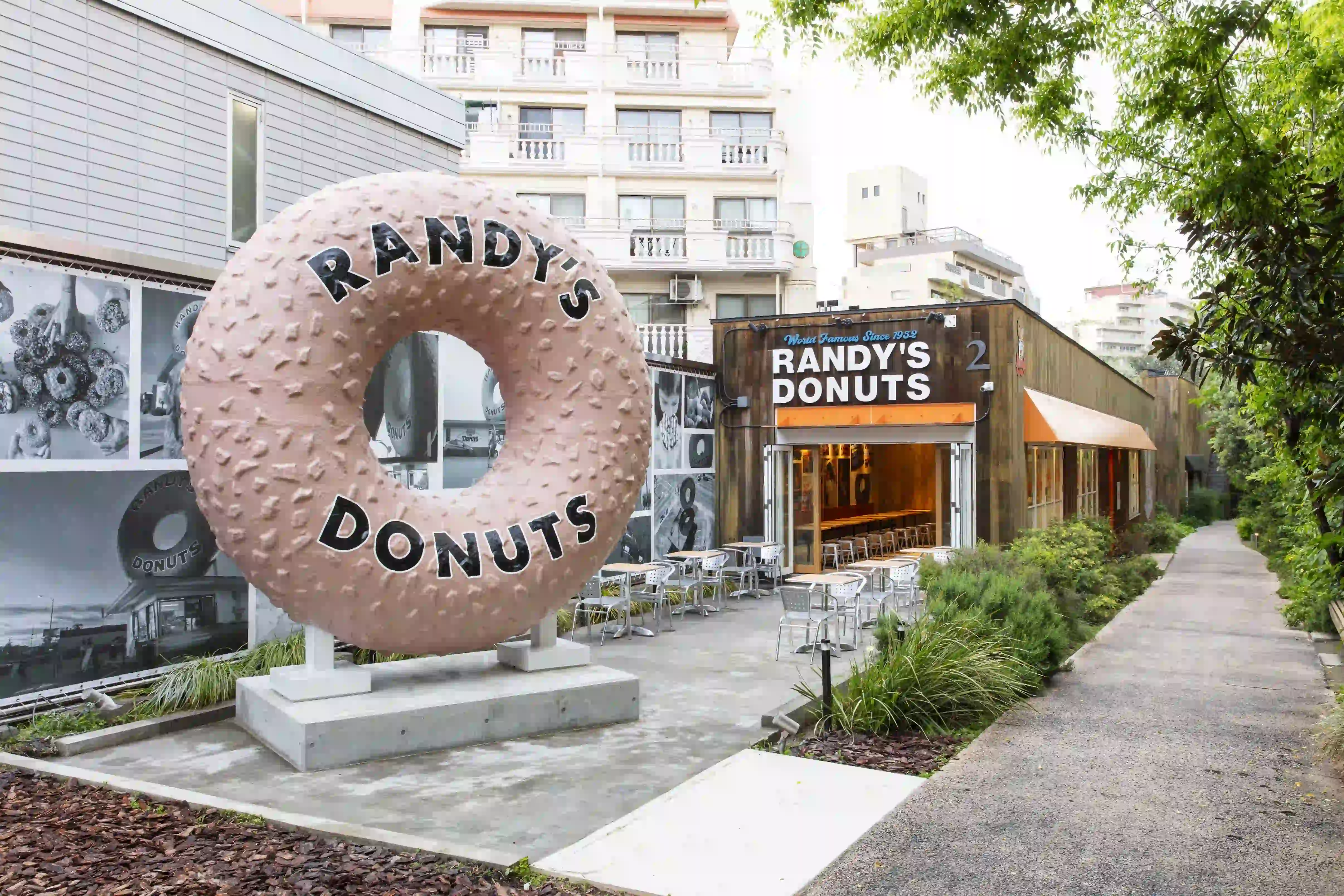 거대한 도넛이 반갑게 맞이한다!