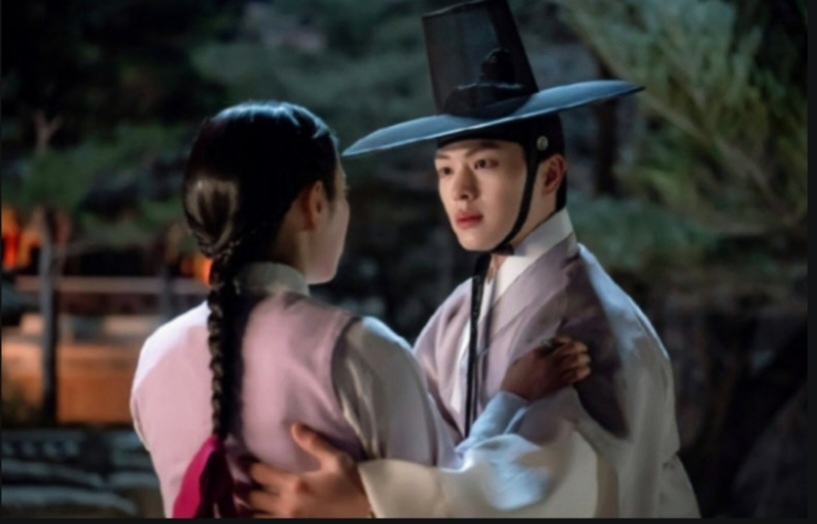 드라마속에서 서로 마주보고있는 윤갑 과 여리 이미지