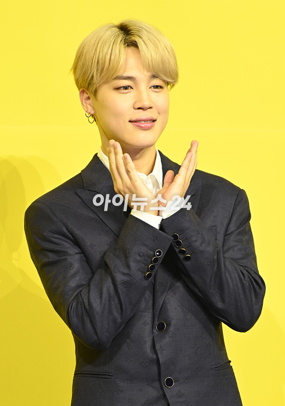 방탄소년단(BTS) 새 디지털 싱글 'Butter' 발매 기념 글로벌 기자간담회가 21일 오후 서울 송파구 방이동 올림픽공원 올림픽홀에서 열렸다. 방탄소년단 지민이 포토타임을 갖고 있다.