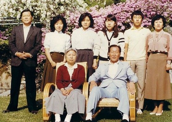 청운동 자택에서 현대 일가가 가족 사진을 찍고 있는 모습. (왼쪽 뒷줄부터) 정몽구 명예회장, 정성이 이노션 고문, 정명이 현대커머셜 사장, 정윤이 해비치호텔앤드리조트 고문, 정의선 회장, 정 명예회장의 배우자 이정화 여사. (앞줄 왼쪽부터) 故 변중석 여사, 아산 정주영 선대회장.