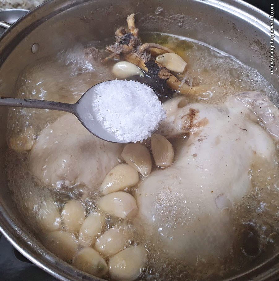 끓고있는 삼계탕에 소금 1T를 넣는 사진