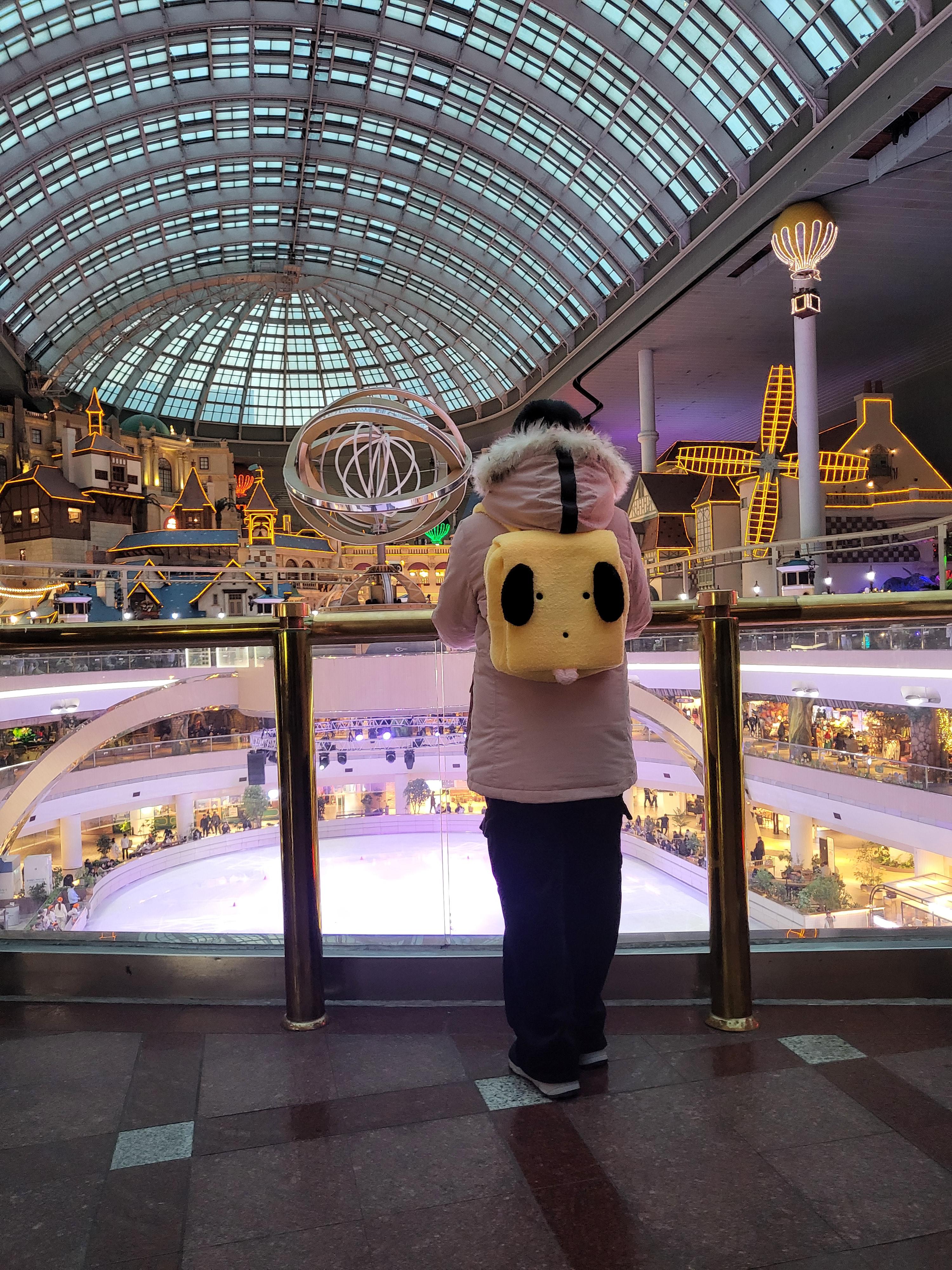 이 사진은 사랑이가 마루강쥐의 굿즈인 가방을 사고 신나서 찍은 사진입니다.