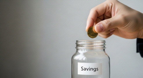 저금통에 동전을 넣는 장면