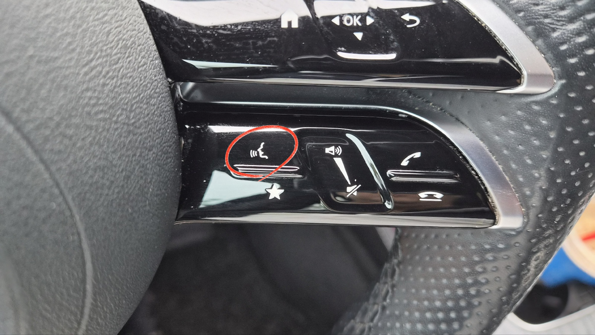 메르세데스 벤츠 차량 스티어링 휠 우측 버튼부. 음성인식 아이콘
