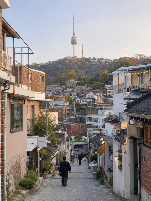 서울 해방촌 남산 언덕 골목과 이국적인 카페 거리 풍경