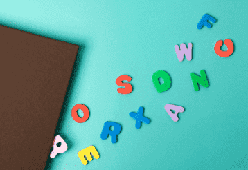 노트 옆에 나열된 알파벳 블럭