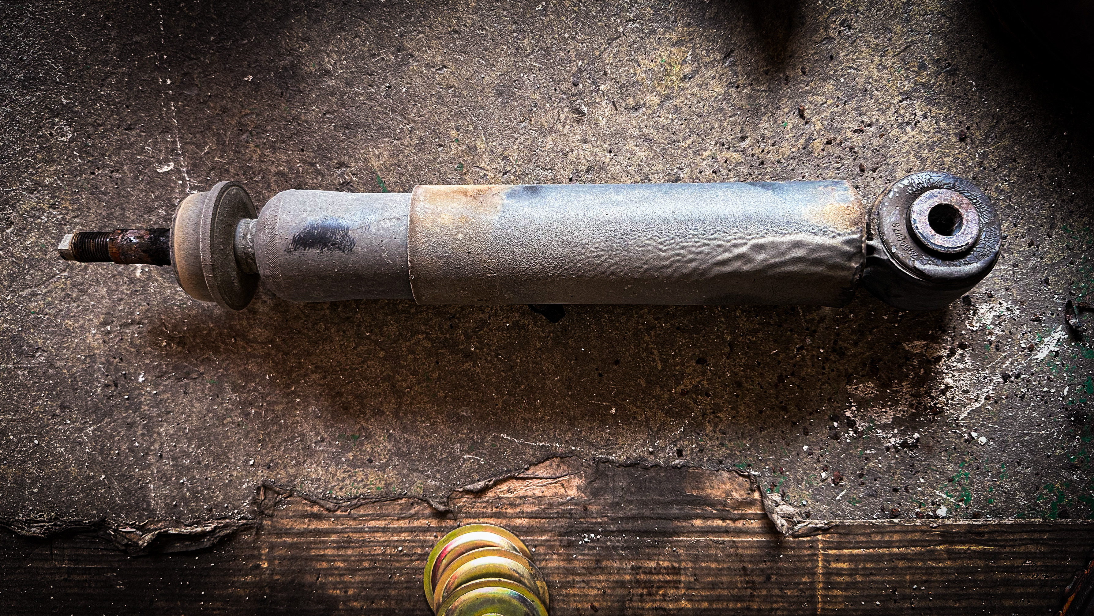 전륜 출입문측 쇼바