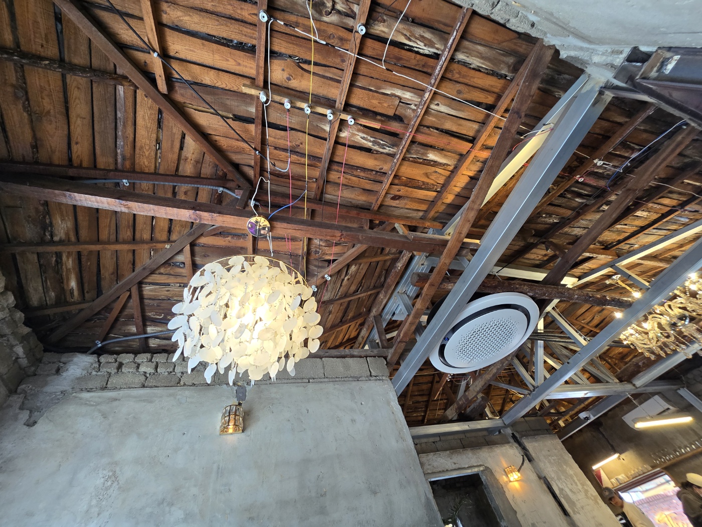 1970년대 천장양식을 잘 보존하고 있어요.