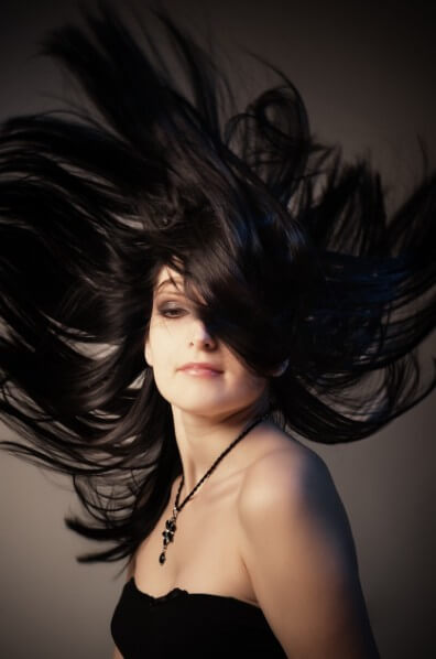 머리를 휘날리고 있는 여성