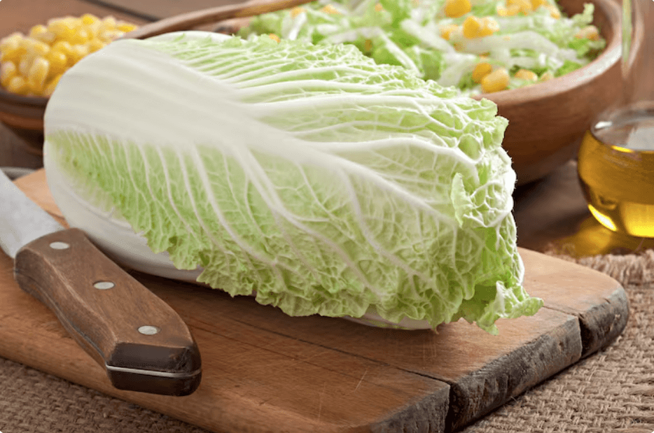 김장을 하고 위해 배추를 자르려는 모습