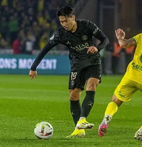 이강인- 잔디밭 축구장 검은 유니폼을 입고 공을 노란옷을 입은 상대방을 피해 드리블하는 이강인
