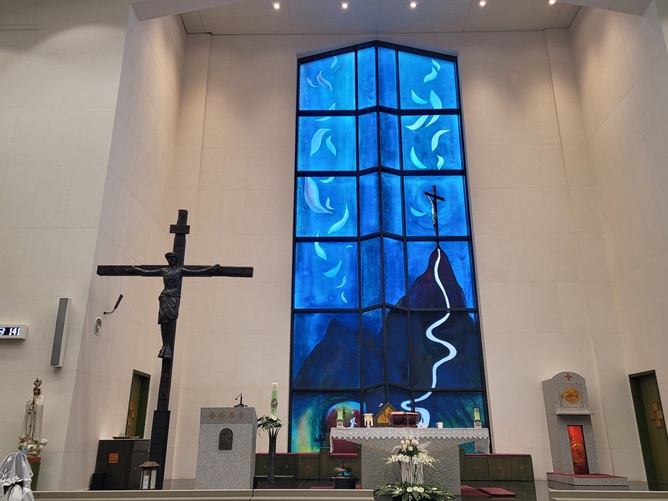 부평4동성당 십자고상, 제단, 제대, 감실