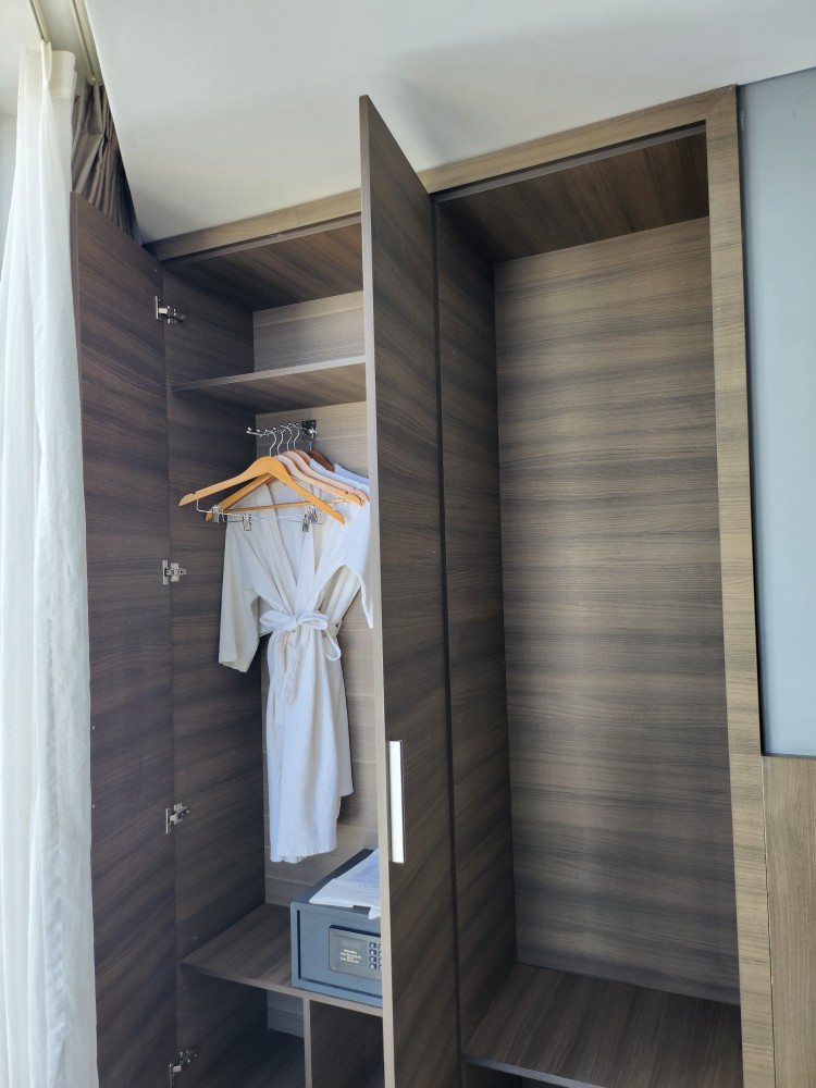 호텔 객실 옷장