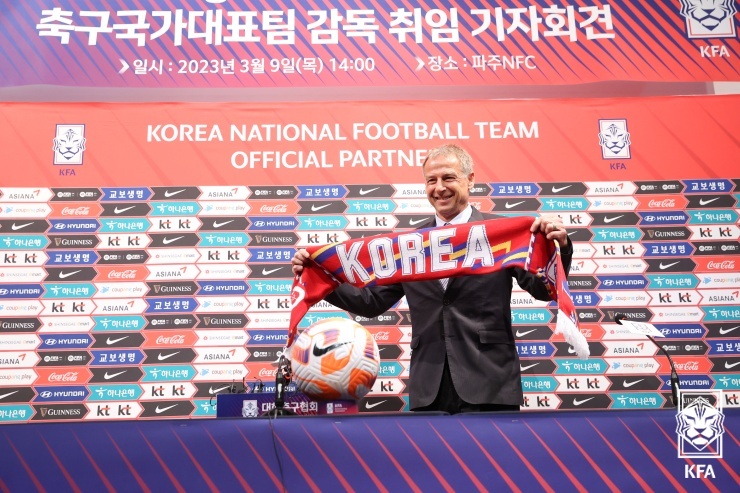 취임 기자회견에서 기념촬영을 하는 위르겐 클린스만 감독 사진