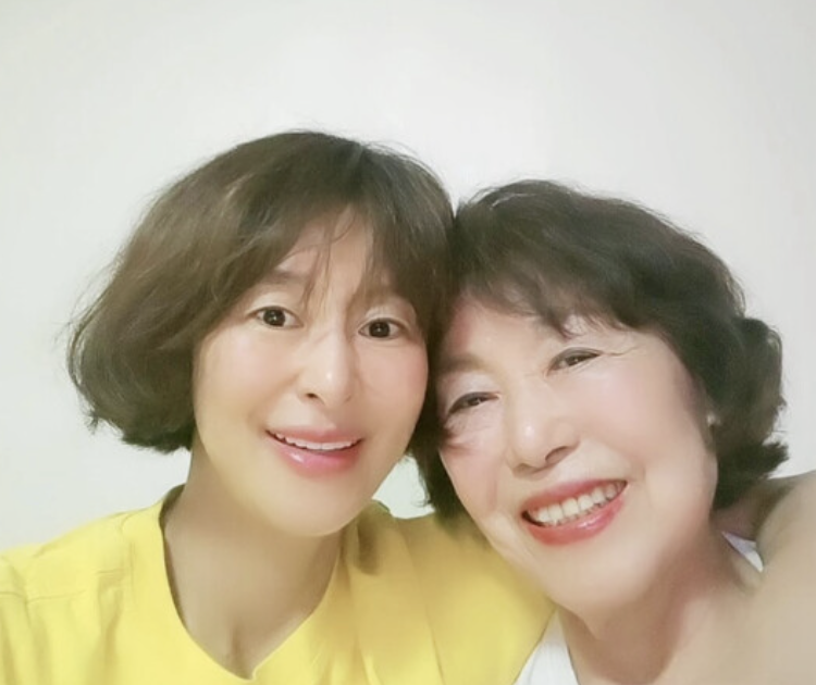 예지원 나이 53세 초동안 미모 어머니와 함께한 인스타그램 일상 모습