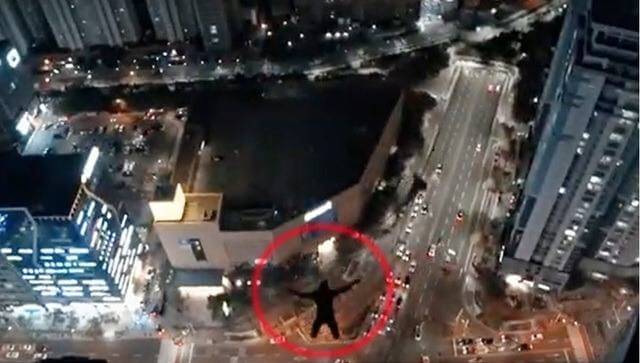 고층 건물에서 낙하산 타고 활강 편의점 파라솔 준비 썸네일