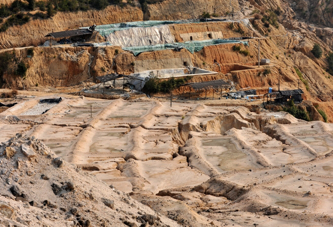 출처 : 구글. 희토류 광산 사진