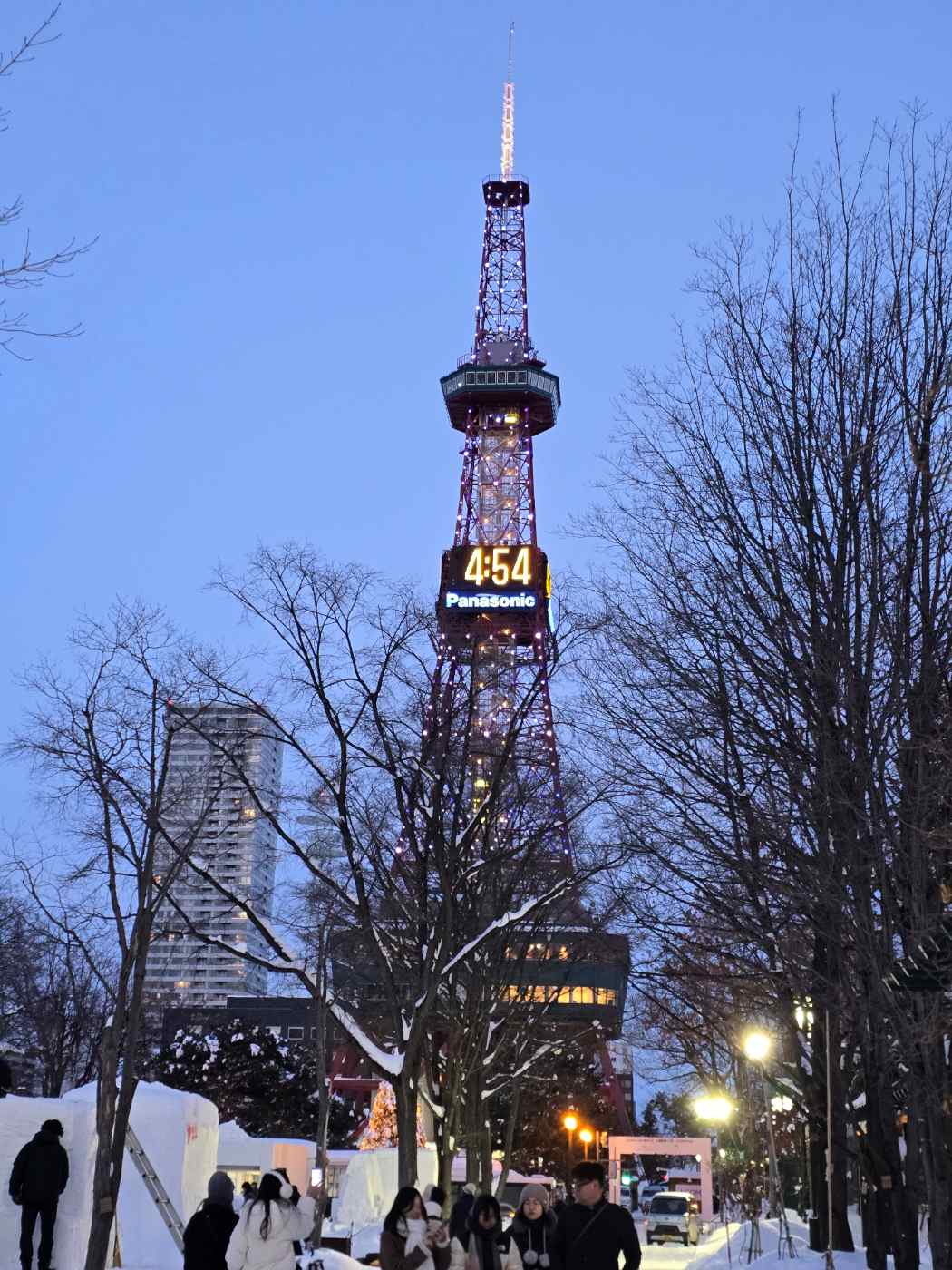 스스키노에서 TV 타워까지: 낭만 가득한 야경 산책