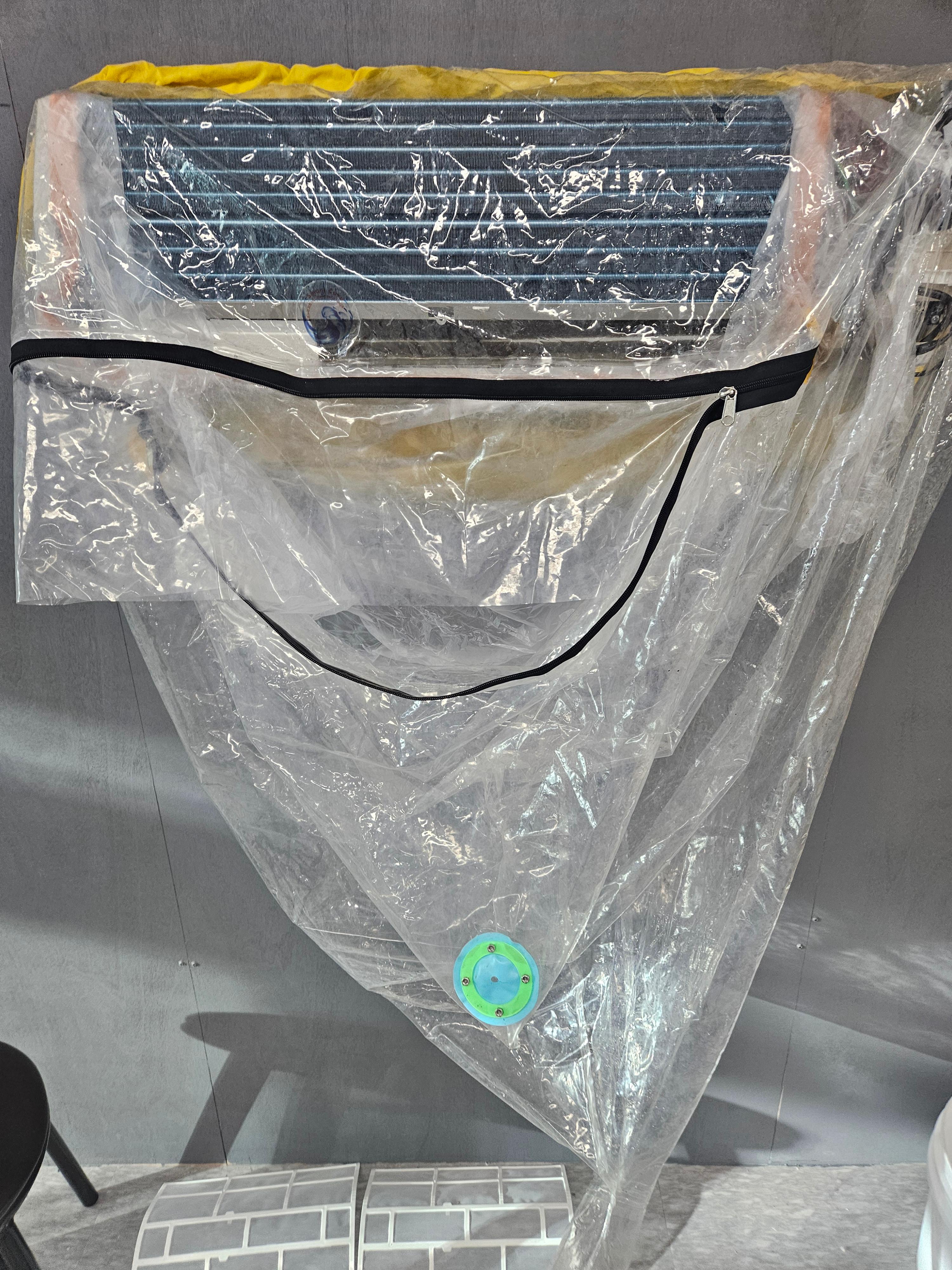 비닐가대를 씌운 벽걸이에어컨