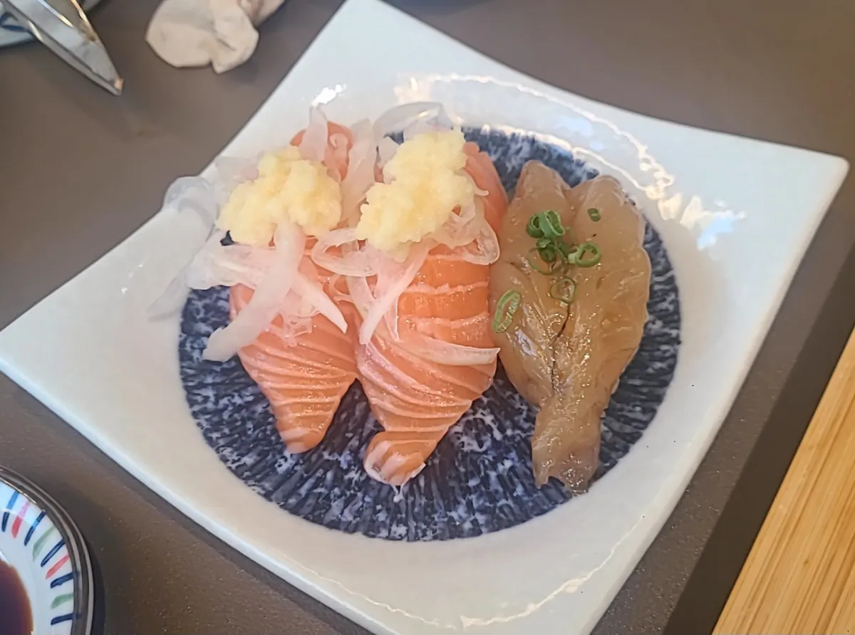 루키스시봉선동-연어초밥2개-간장새우초밥1개