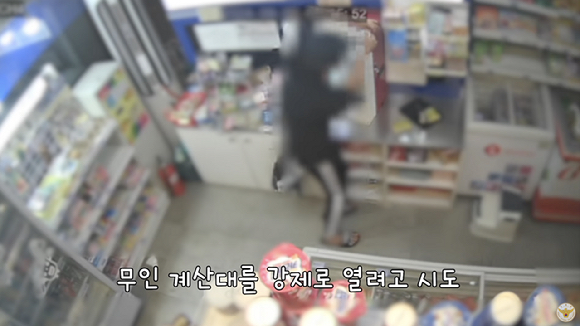 무인 매장의 계산대를 망치로 부수고 현금을 훔쳐 달아난 일당이 붙잡혔다. 사진은 당시 매장 폐쇄회로(CC)TV. [사진=유튜브 채널 '대한민국 경찰청']