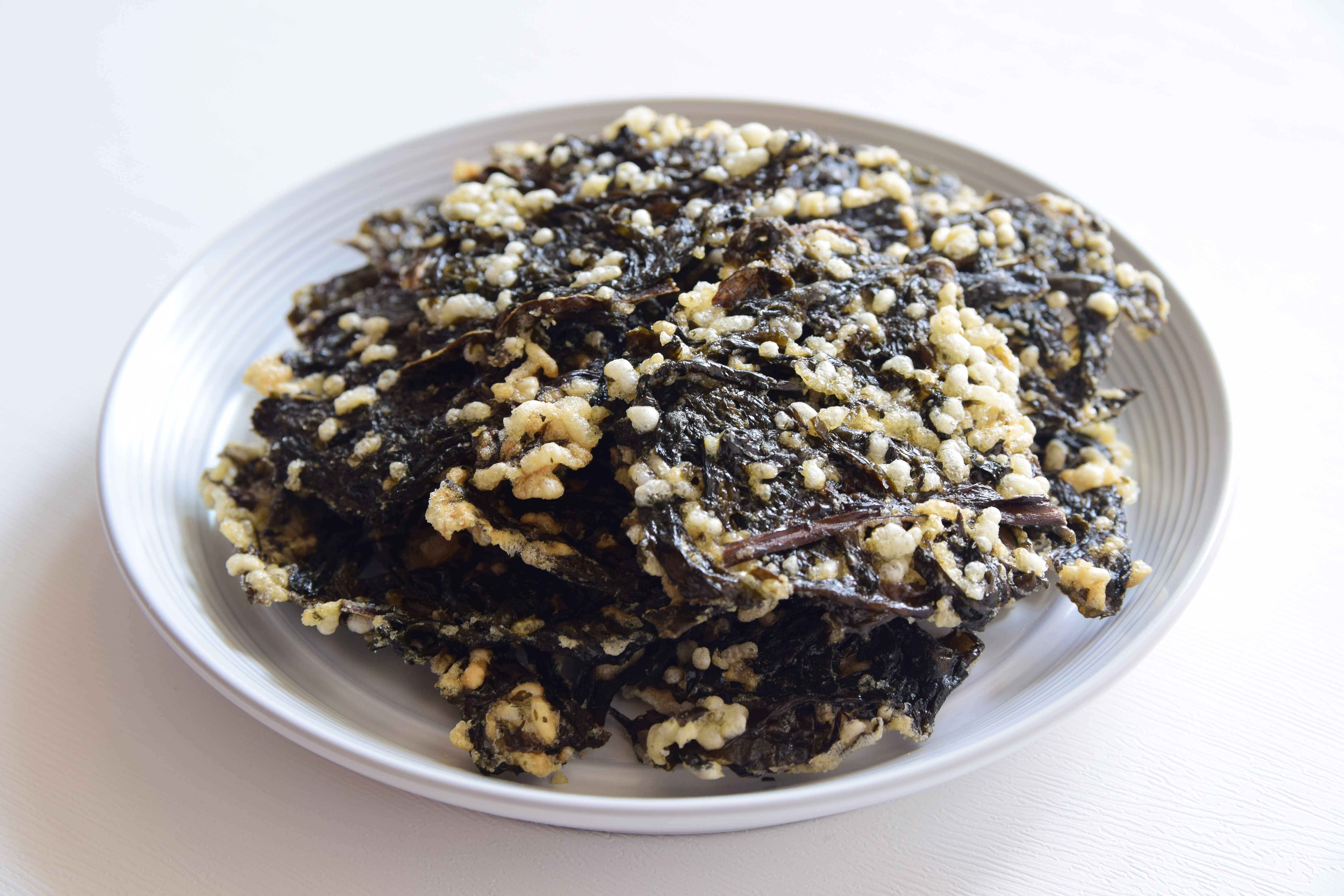 파래에 찹쌀죽을 발라서 기름에 바삭하게 튀긴, 파래튀각 사진 - 태음인(太陰人)에게 맞는 음식