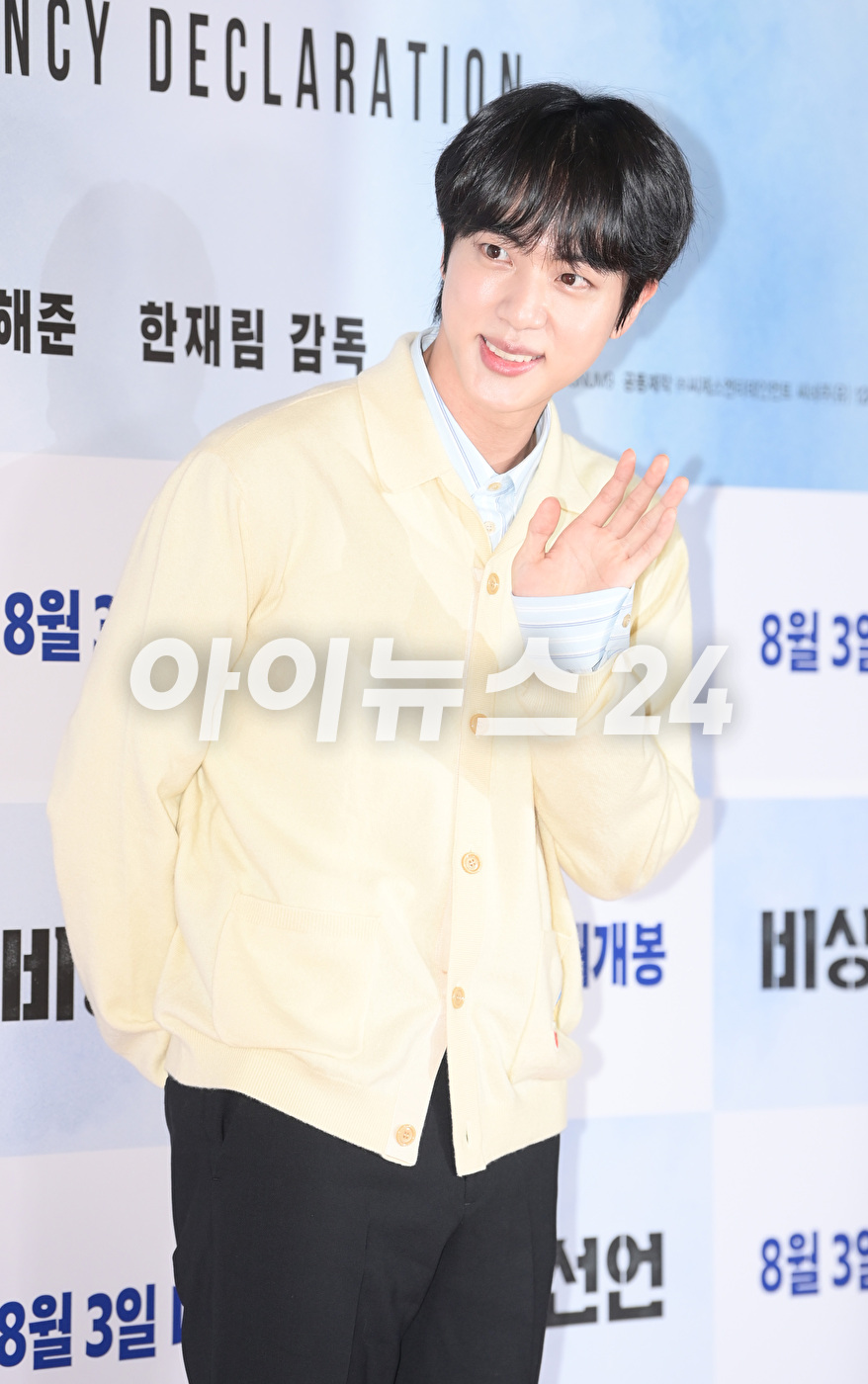 방탄소년단 진이 25일 오후 서울 삼성동 메가박스 코엑스에서 열린 영화 &#39;비상선언&#39;(감독 한재림) VIP 시사회에 참석해 포토타임을 갖고 있다. [사진=정소희 기자]