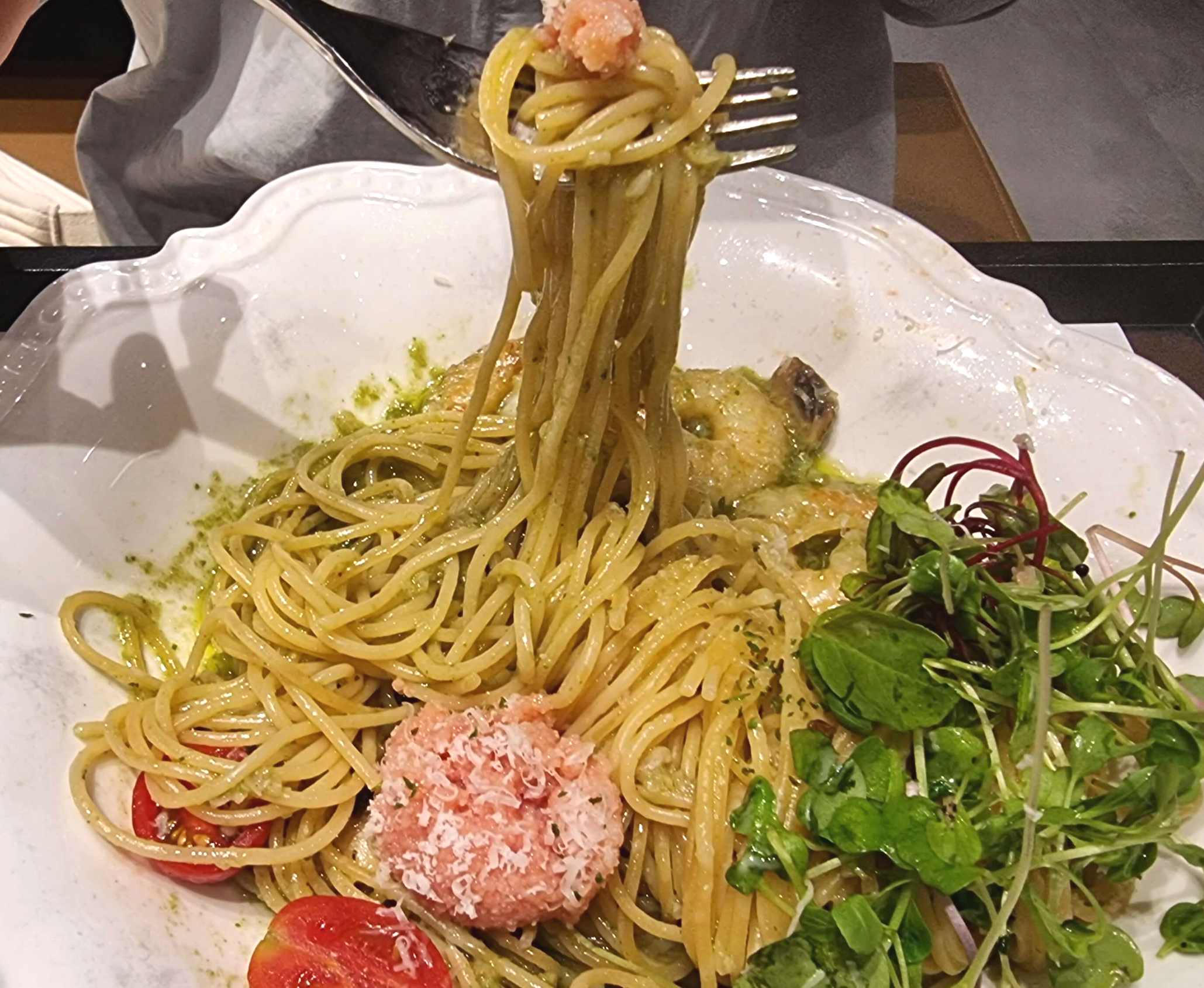 명란과 파스타면을 포크로 들어올림