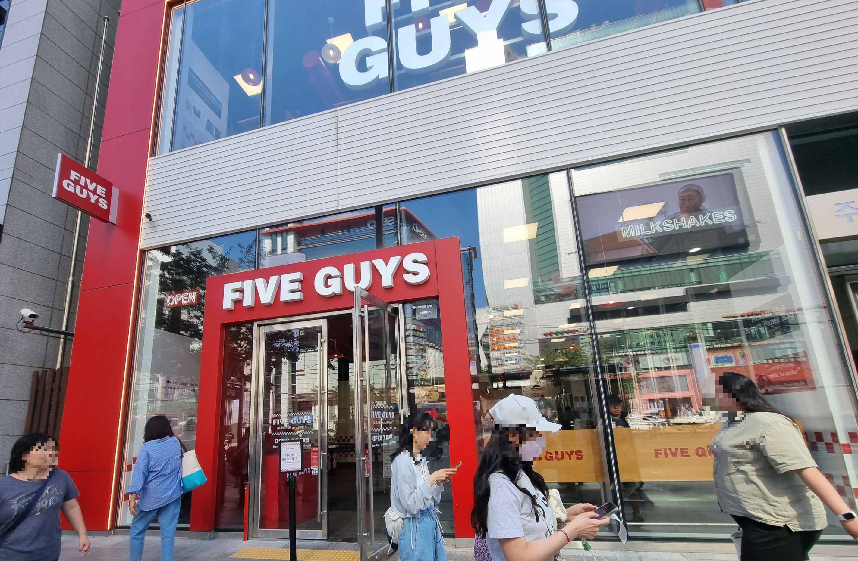 강남대로를 마비시켰던 미국 3대 버거, 파이브가이즈 강남점 외관입니다.