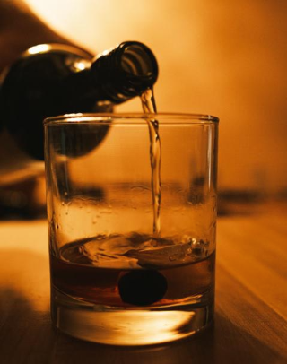 양주 따르고 있는 사진