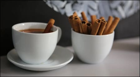 계피 스틱을 꽂은 커피