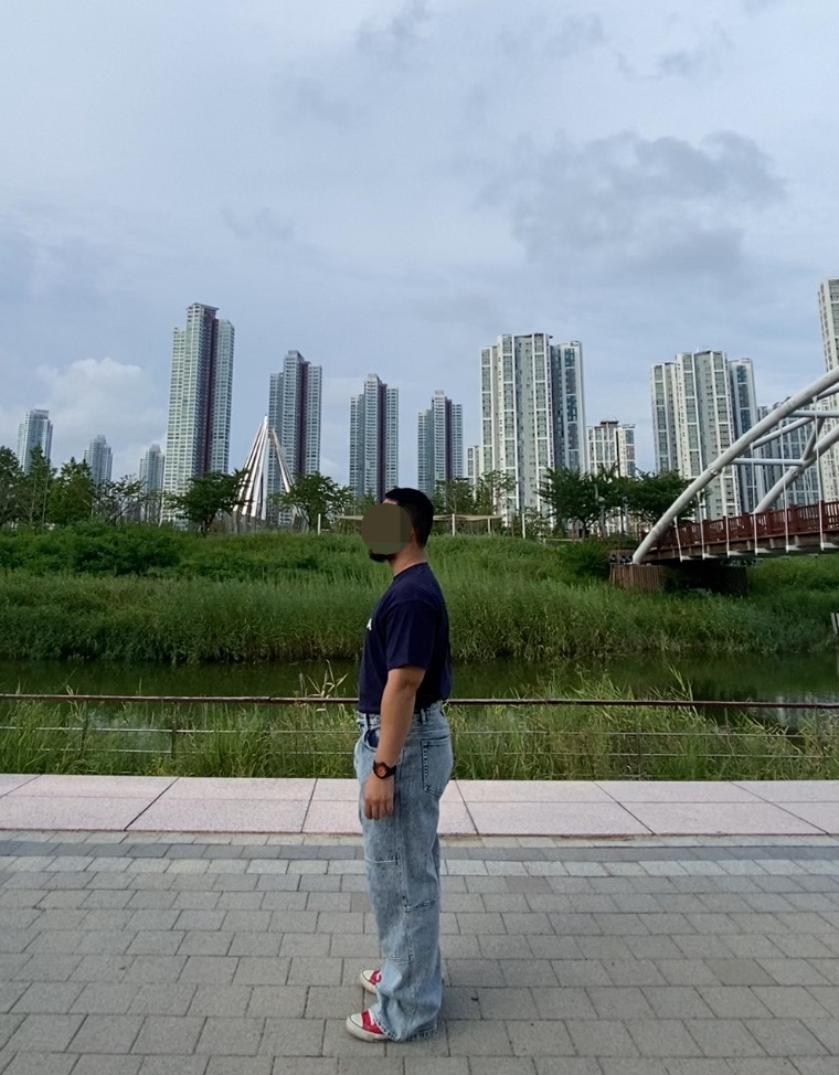 데일리룩(2025. 8. 17.)노티카 83플래그 로고 반팔티 티셔츠 네이비, 무신사스탠다드 패널드 니 와이드 데님 팬츠 연청바지, 컨버스 올스타 척테일러 레드, 루미녹스 3954