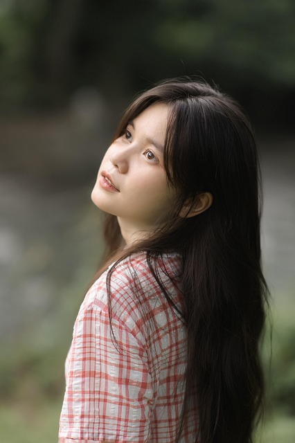 자연스러운 포즈와 표정연기 중인 신부