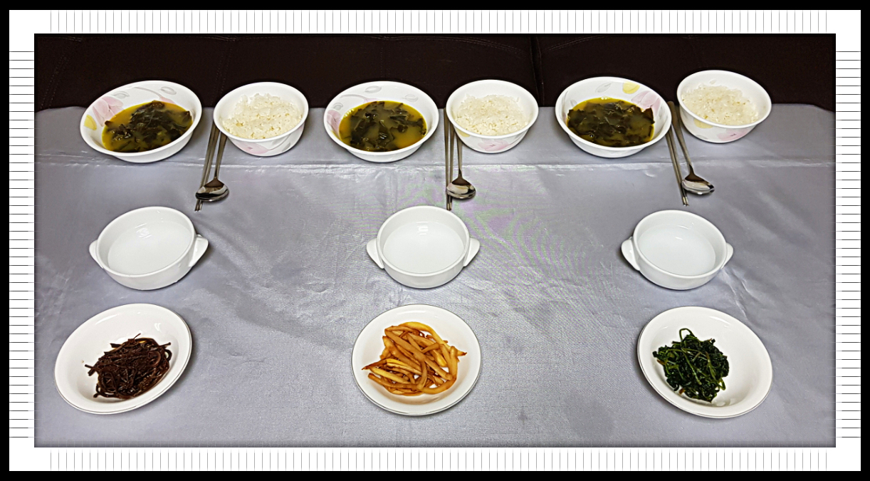 백일-삼신상-차림-밥과-미역국-삼색나물이-상에-차려진-모습