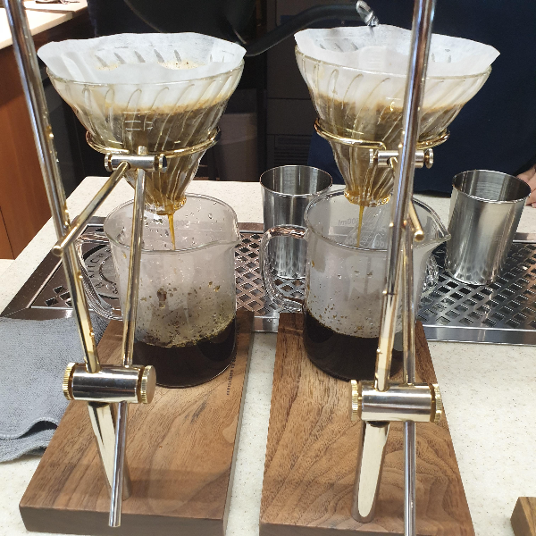여수 카페 투어: 가치커피(gachi Coffee), 여수 스페셜티 커피 전문점_핸드 드립 추출 모습