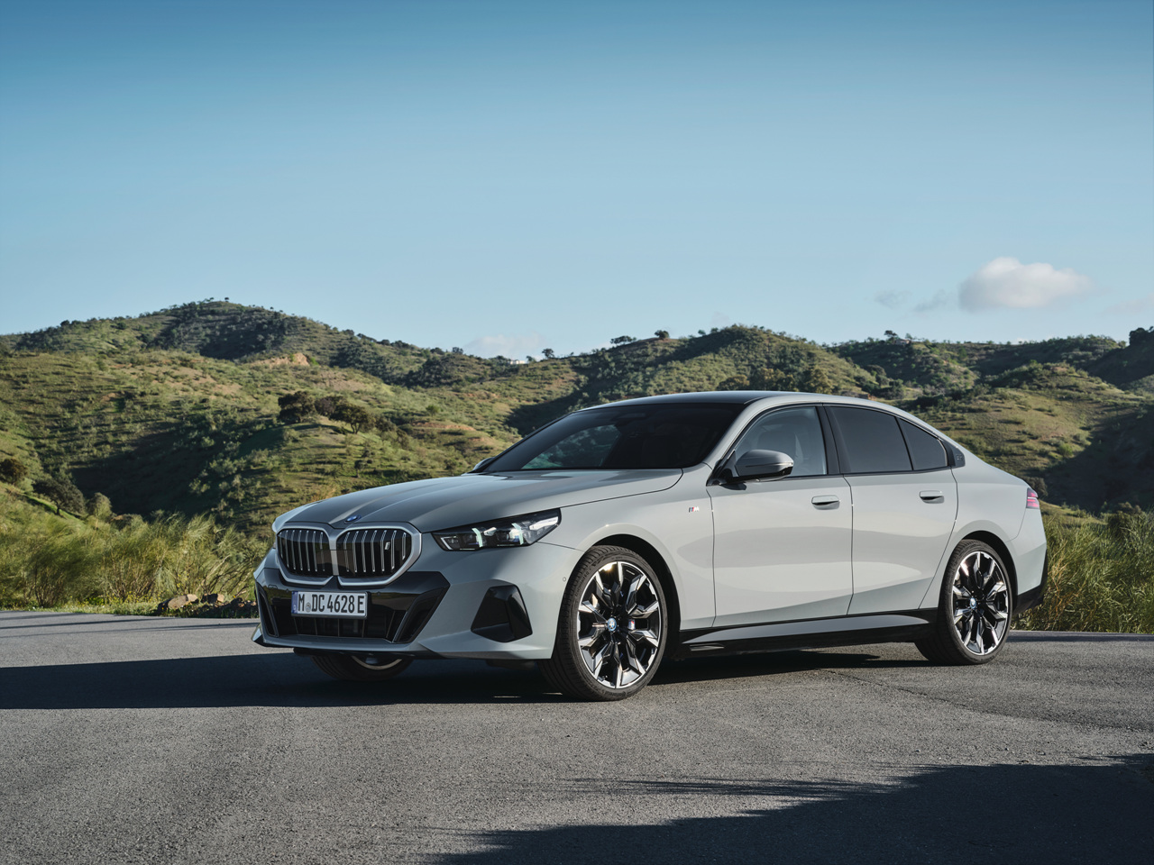 2024년식 BMW i5 전측면 사진