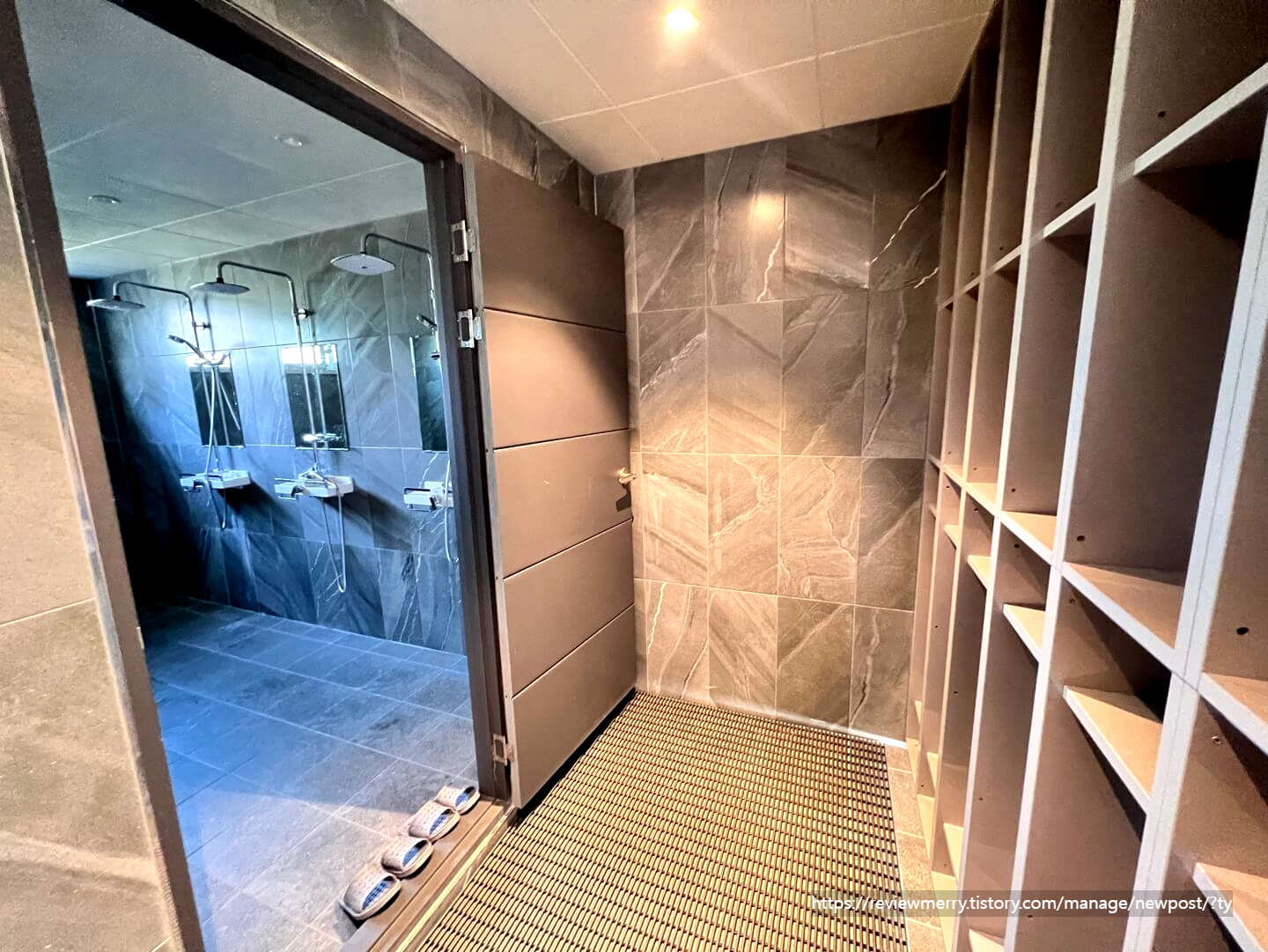 샤워실 입구