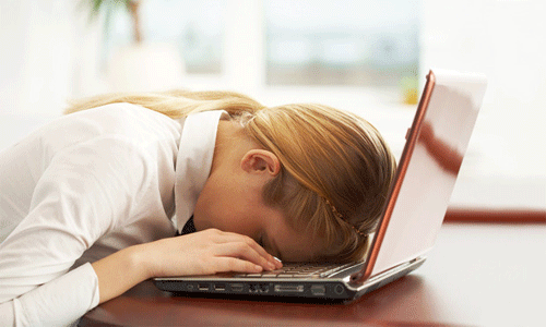 노트북에-엎드려-있는-여자