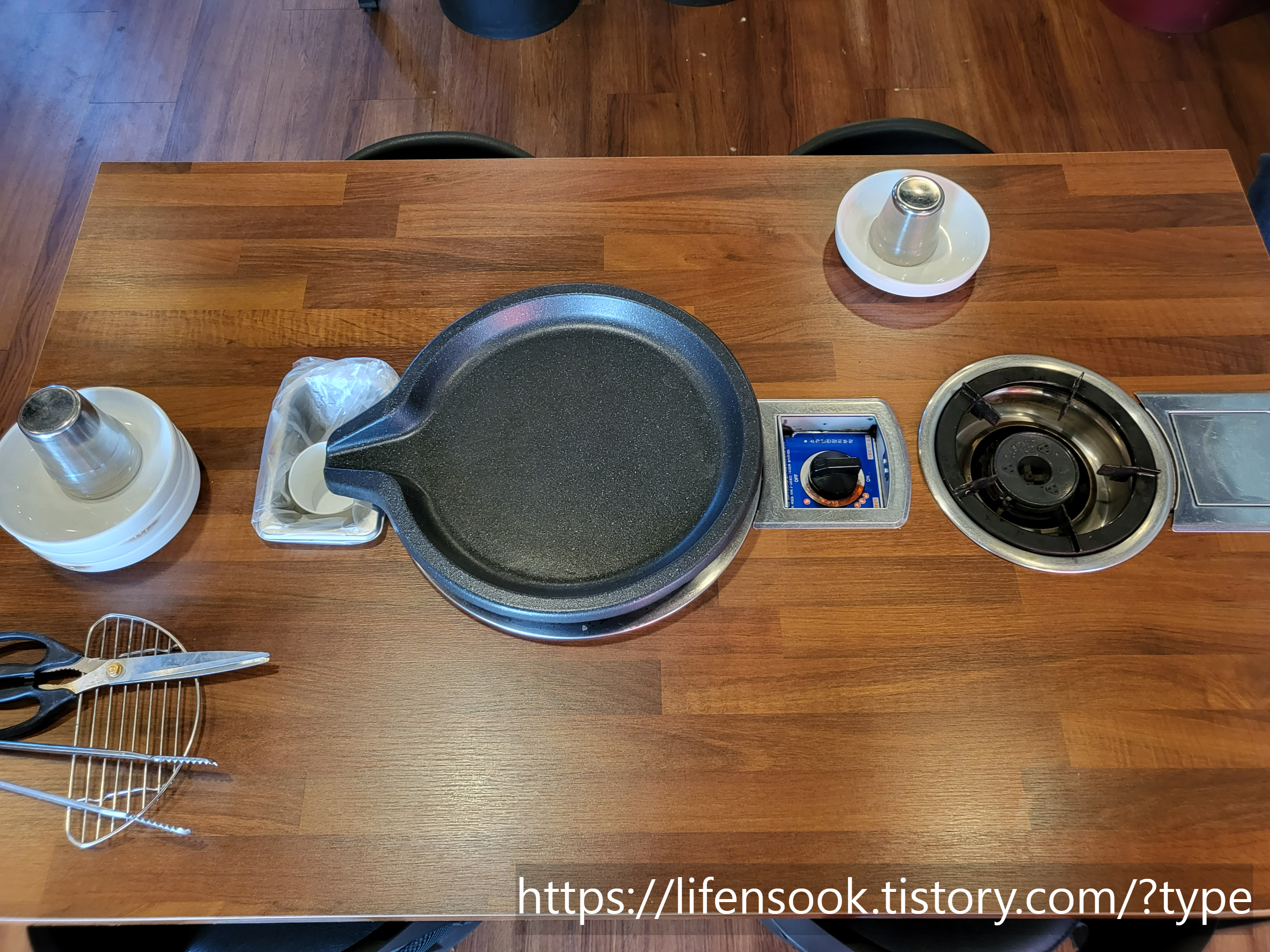 감성 문경약돌돼지 테이블