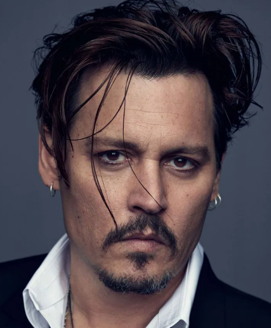 조니뎁의 정면 사진