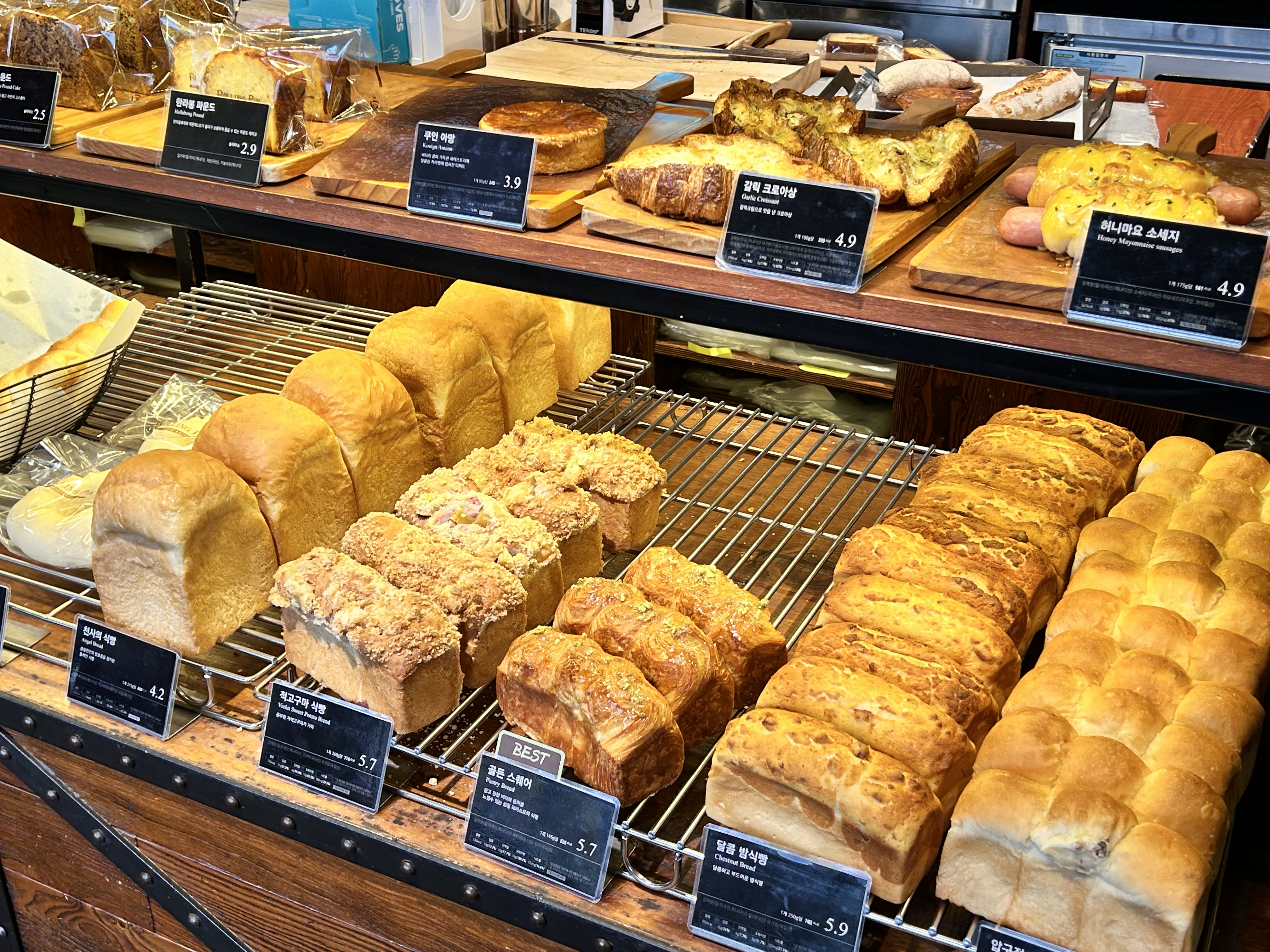 대구-수성못-롤링핀-베이커리-진열대