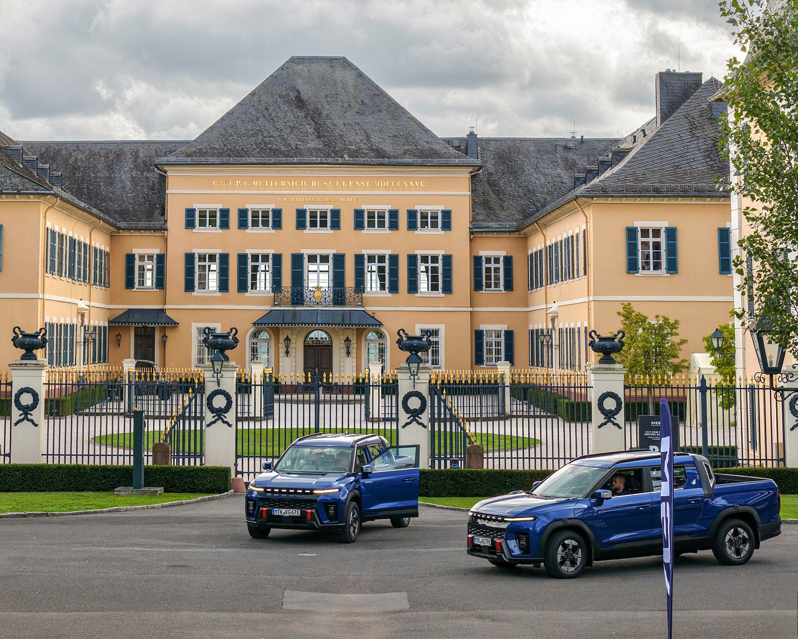 무쏘 EV와 토레스 하이브리드 사진