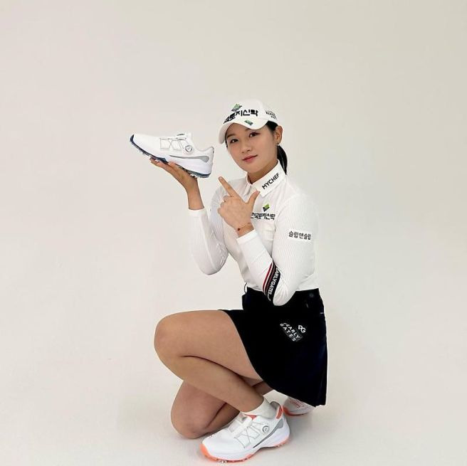 박현경 프로 나이 프로필 고향 학력 가족 우승 기록 및 JLPGA 어스 몬다민컵 선두 도약 분석