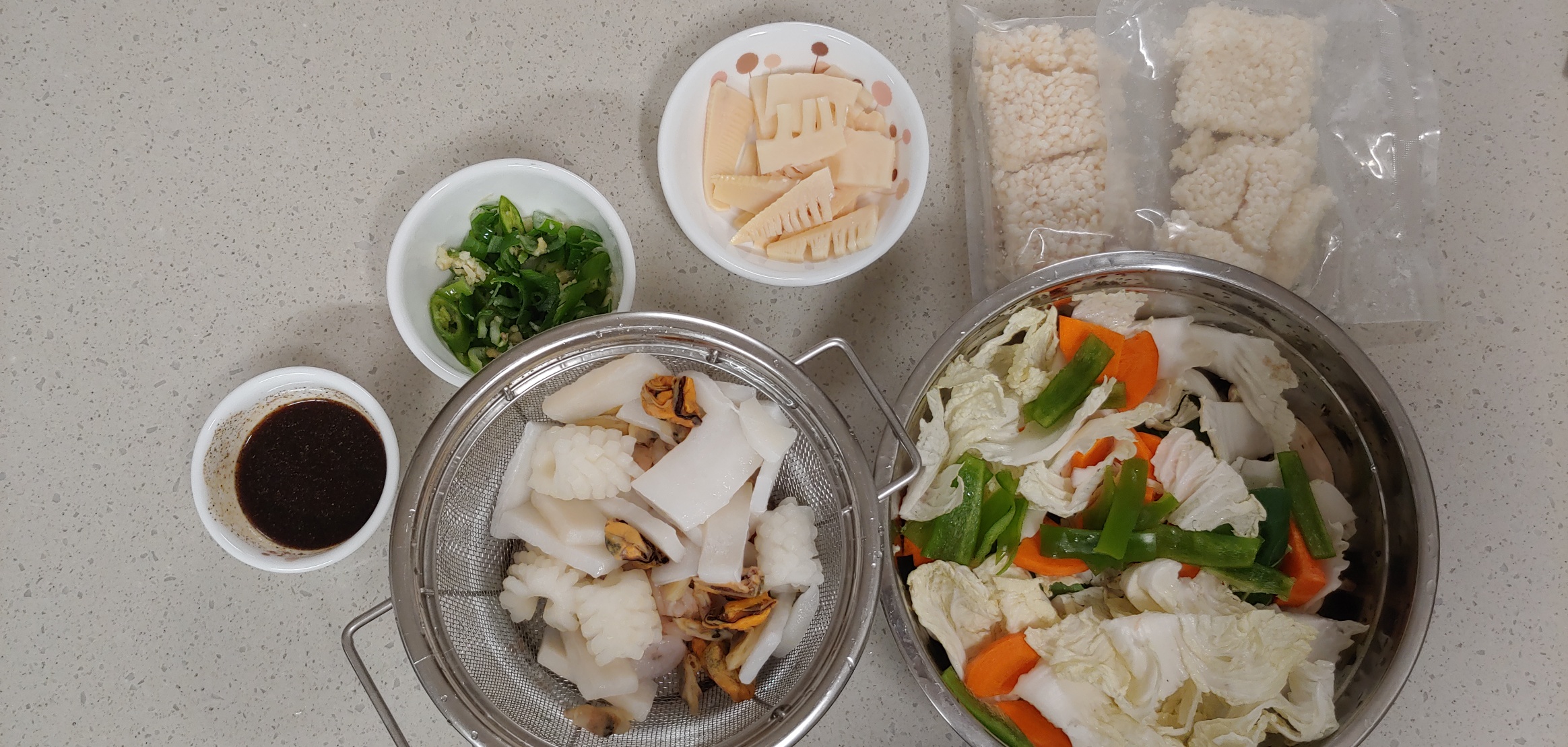 준비하신 재료들입니다. 오른쪽 상단에는 찹쌀 누룽지가 보이실건데&#44; 보통 마트에서 잘 팔지않고 온라인에서 판매합니다.