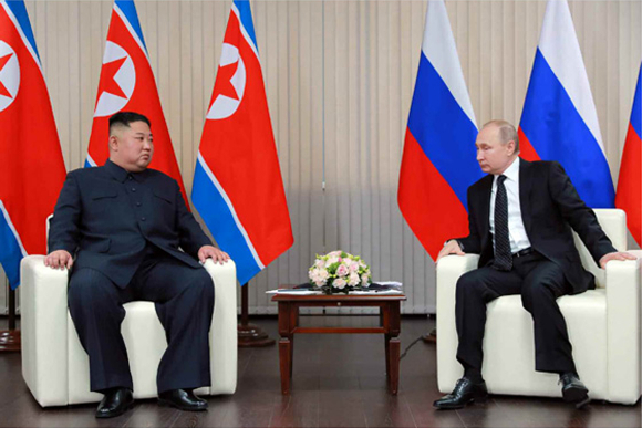 2019년 김정은 국무위원장이 러시아 극동연방대학교에서 블라디미르 푸틴 러시아 대통령과 정상회담을 하고 있다. [사진=뉴시스]